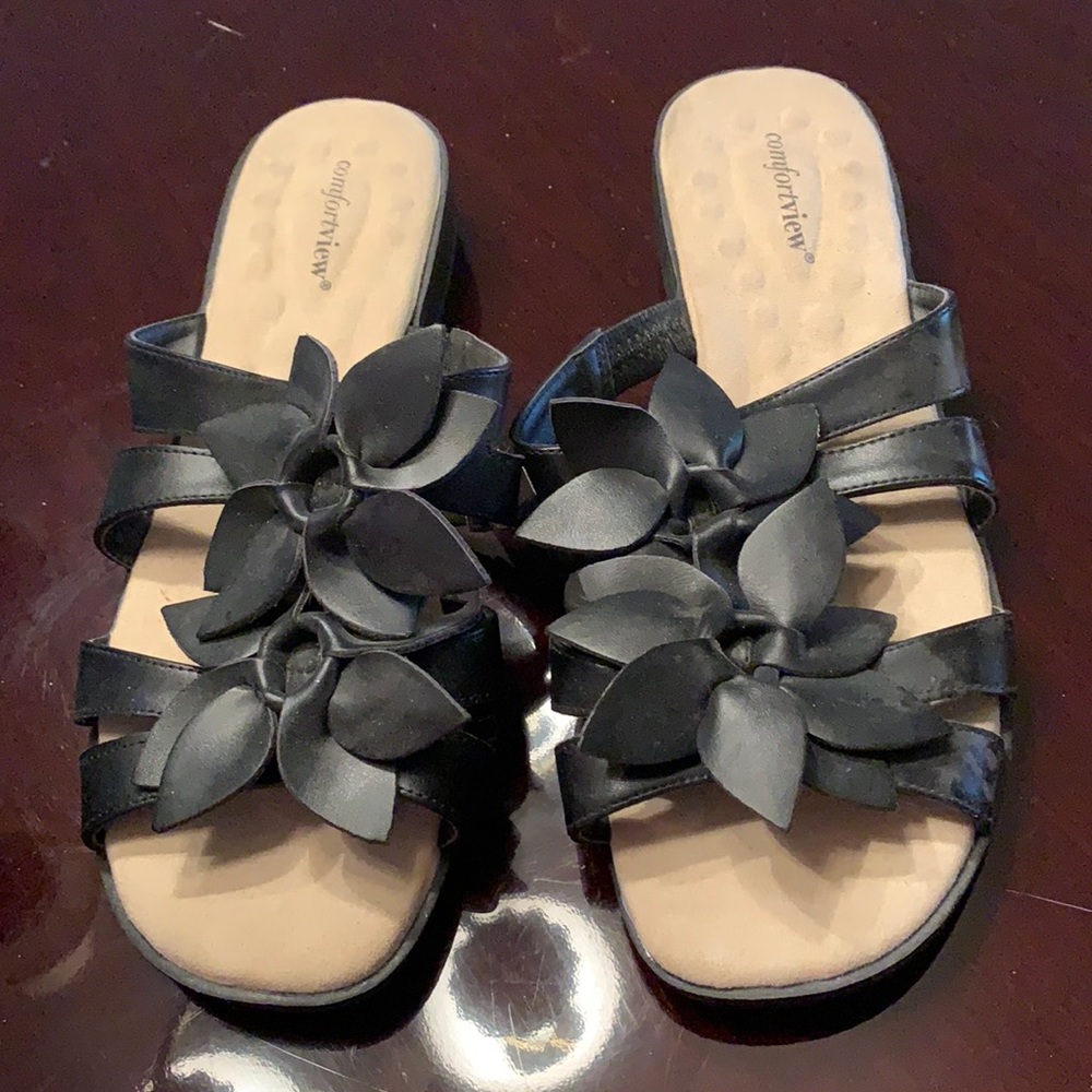 Comfort view, 11wide, padded suede footbed, black sandals.